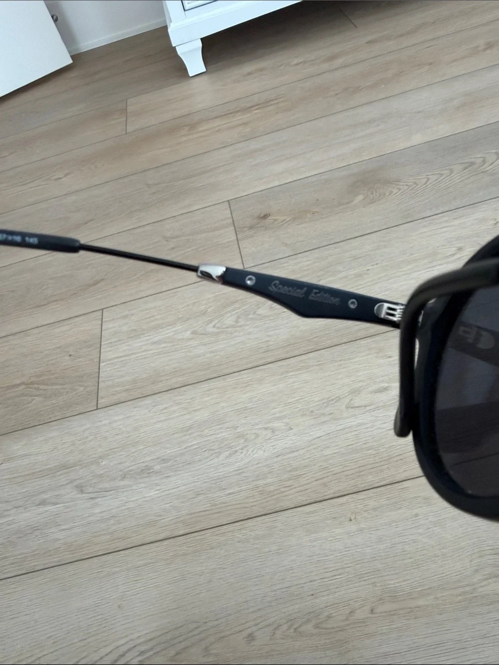 Carrera sleek black